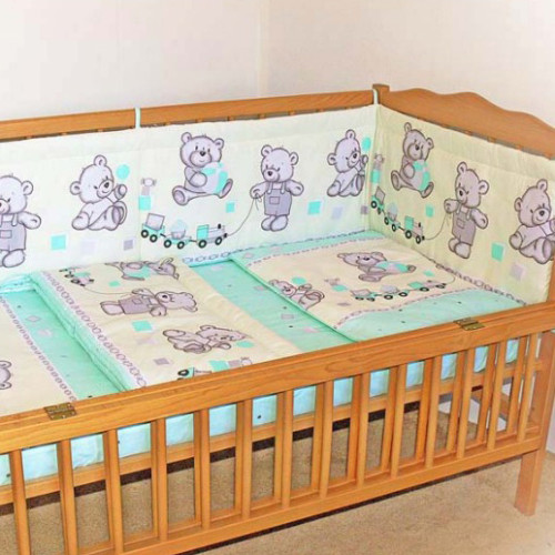 Защита на детскую кроватку Мишка Игрушки салатовая из 2 частей