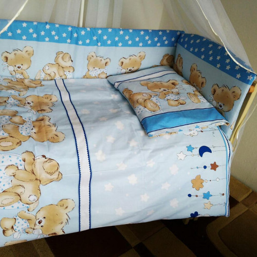 Защита на детскую кроватку из 2 частей Мишка на подушке голубая