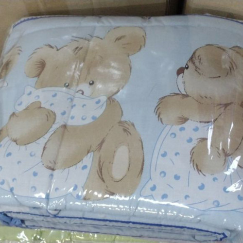 Защита на детскую кроватку из 2 частей Мишка на подушке голубая